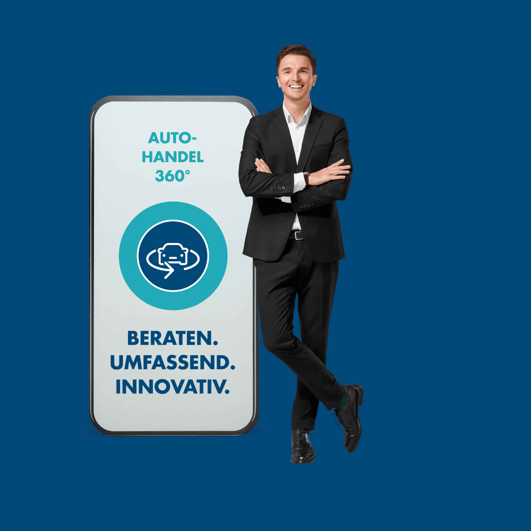 Ein Mann lehnt sich an ein &uuml;berdimensionales Smartphone auf dem Autohandel 360 Grad steht.