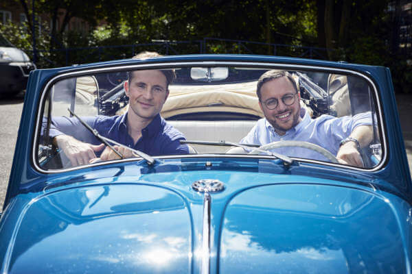 Philipp und Dr. Felix Kroschke sitzen im blauen K&auml;fer.