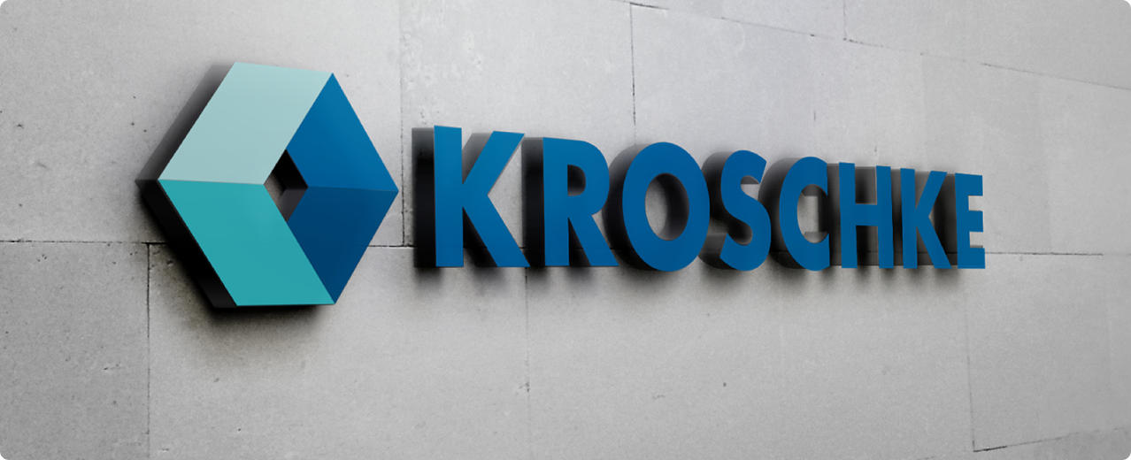 Das Kroschke Logo h&auml;ngt in blau auf einer grauen Hauswand.