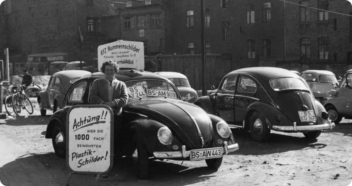 Schwarz-Wei&szlig;-Fotografie von Elfriede Kroschke am alten VW K&auml;fer.